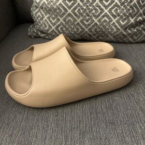 Wild fable tan sliders size 9